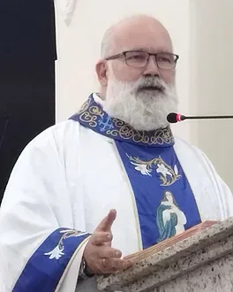Padre Claudio de Almeida Lima, administrador paroquial, durante a celebração